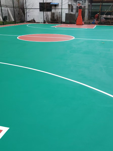 明水 球场长期使用易出现地面开裂